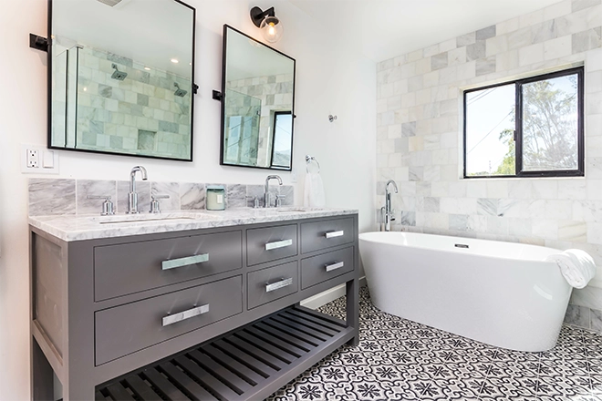 Bathroom with light stone accent wall behind the tub